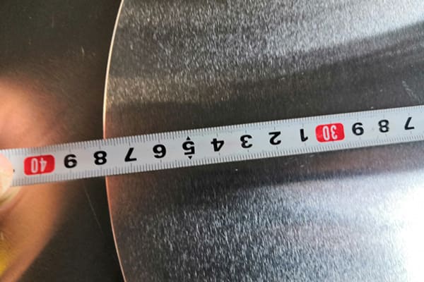 Medición del diámetro del disco de aluminio