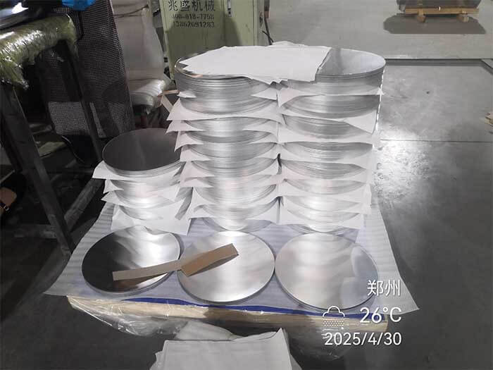 Le panneau circulaire en aluminium vierge